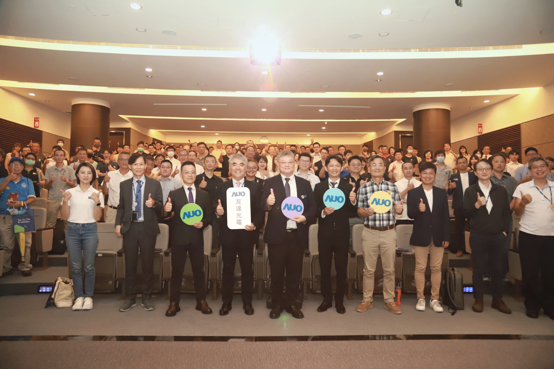 友達光電邀請領域專家共研再生能源發展、電力需求及建築物減碳等議題進行交流，盼共擘綠色永續生態圈的嶄新契機