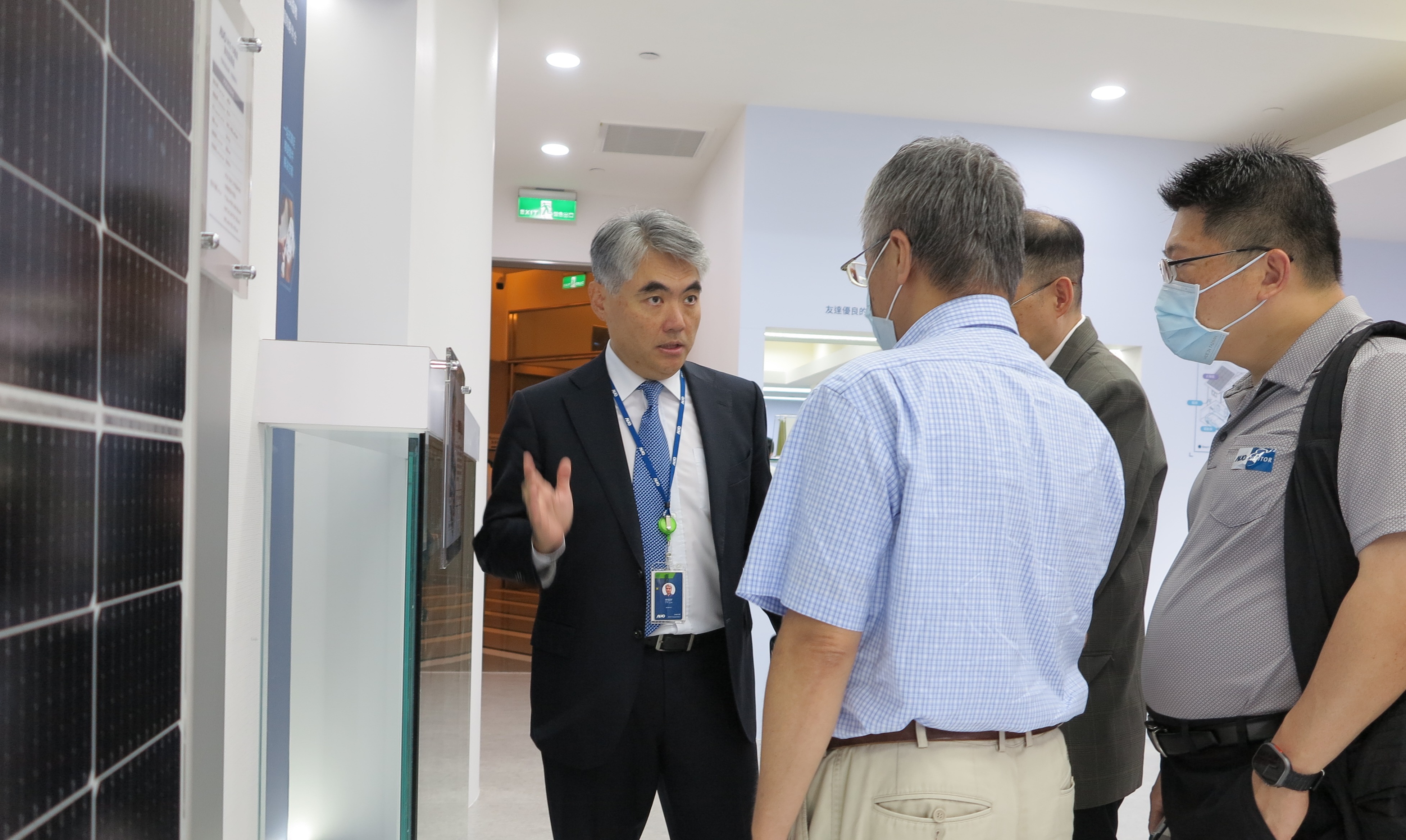 友達光電能源事業群總經理林恬宇分享友達落實太陽能建築一體化目標，協助企業邁向能源轉型的高效能低碳解方。