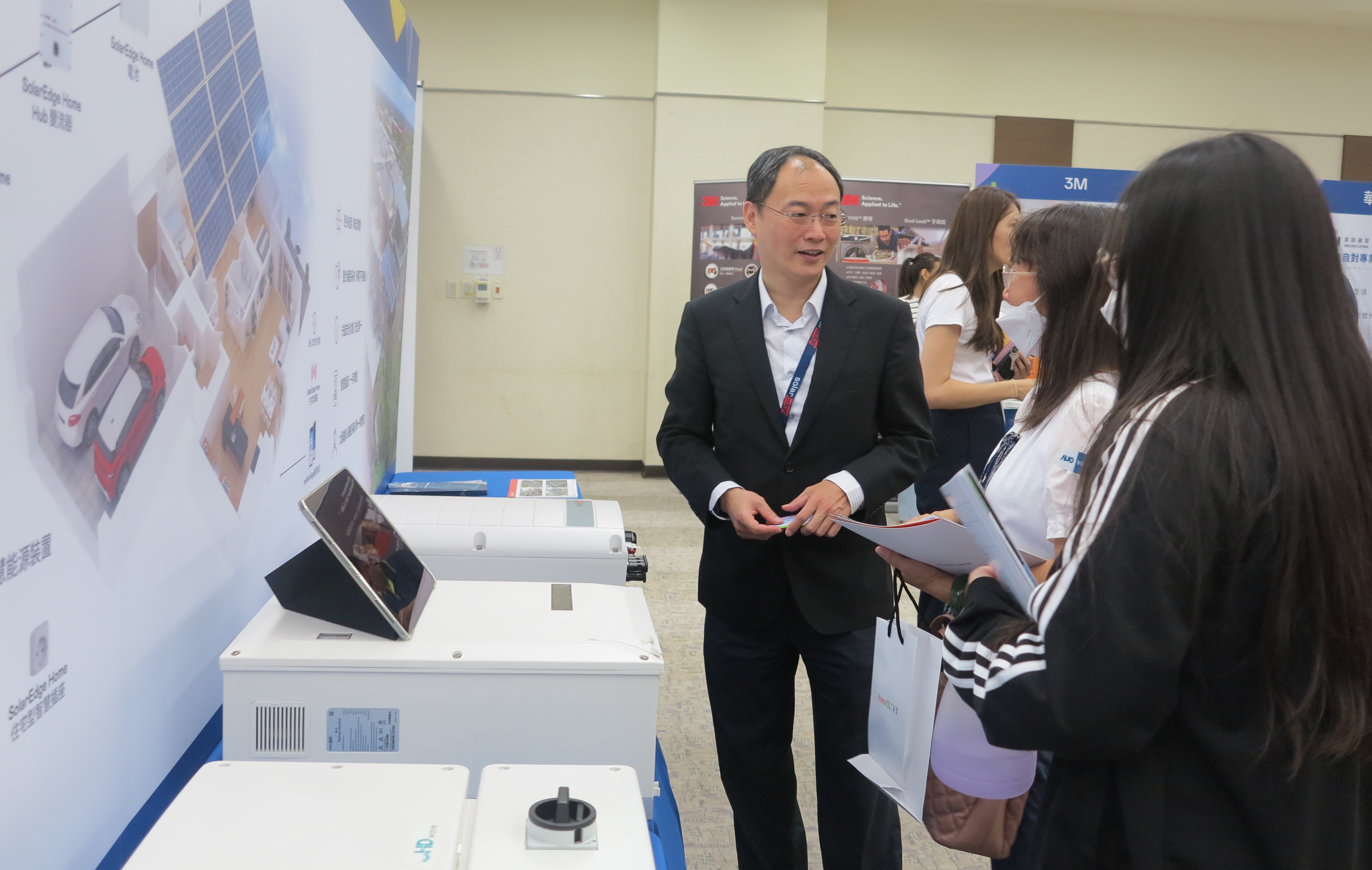 透過研討會產學界緊密交流與分享，提升參與人員借鏡及加深低碳概念，提升綠色能源產業之韌性。