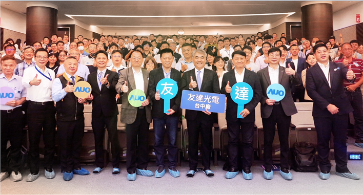 友達以太陽能解決方案領航者，跨足建築領域，4日在台中廠區舉辦「光電建築一體化研討會」，邀請產業先驅共同推動綠化，打造新一代智慧綠建築。